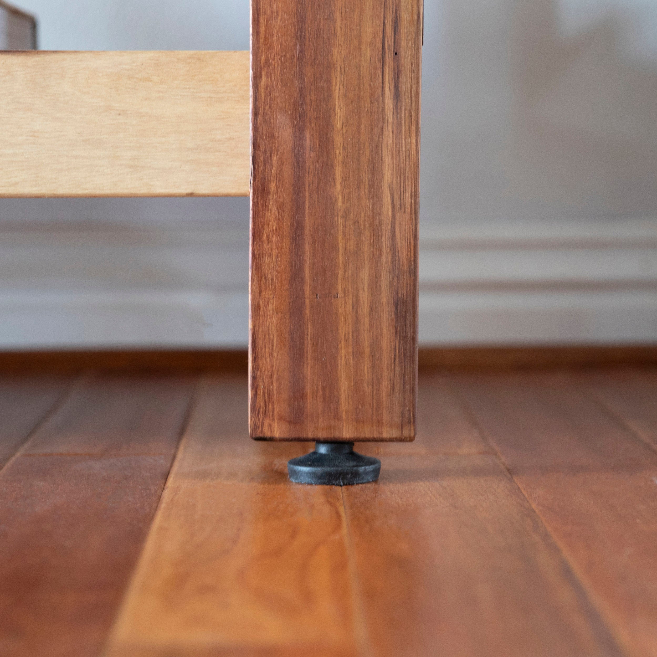 Sturdy table leg made of Acacia Wood